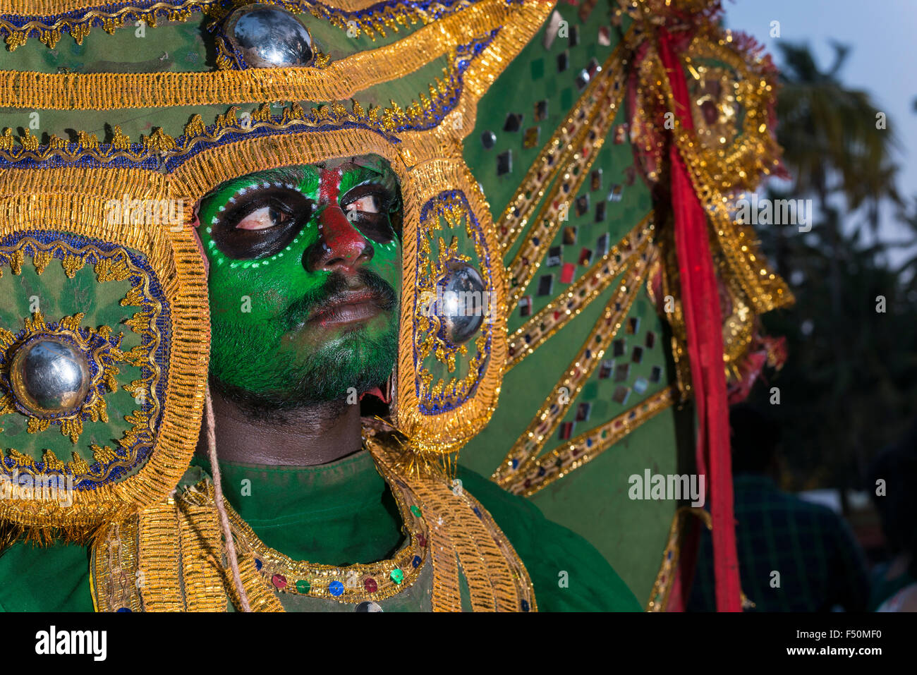 Ritratto di un ballerino theyyam con verde compongono durante un festival tempio Foto Stock