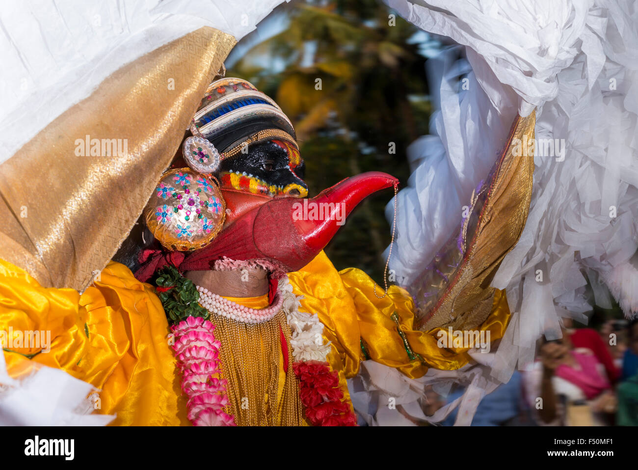 Ritratto di un ballerino theyyam, eseguendo il dio garuda durante un festival tempio Foto Stock