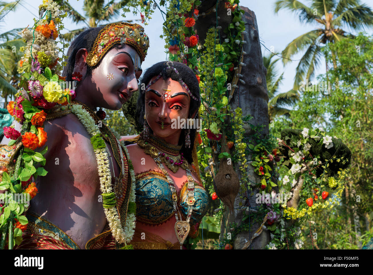 Shiva e parvati come sculture esposte a una processione durante la thriballor festival tempio Foto Stock