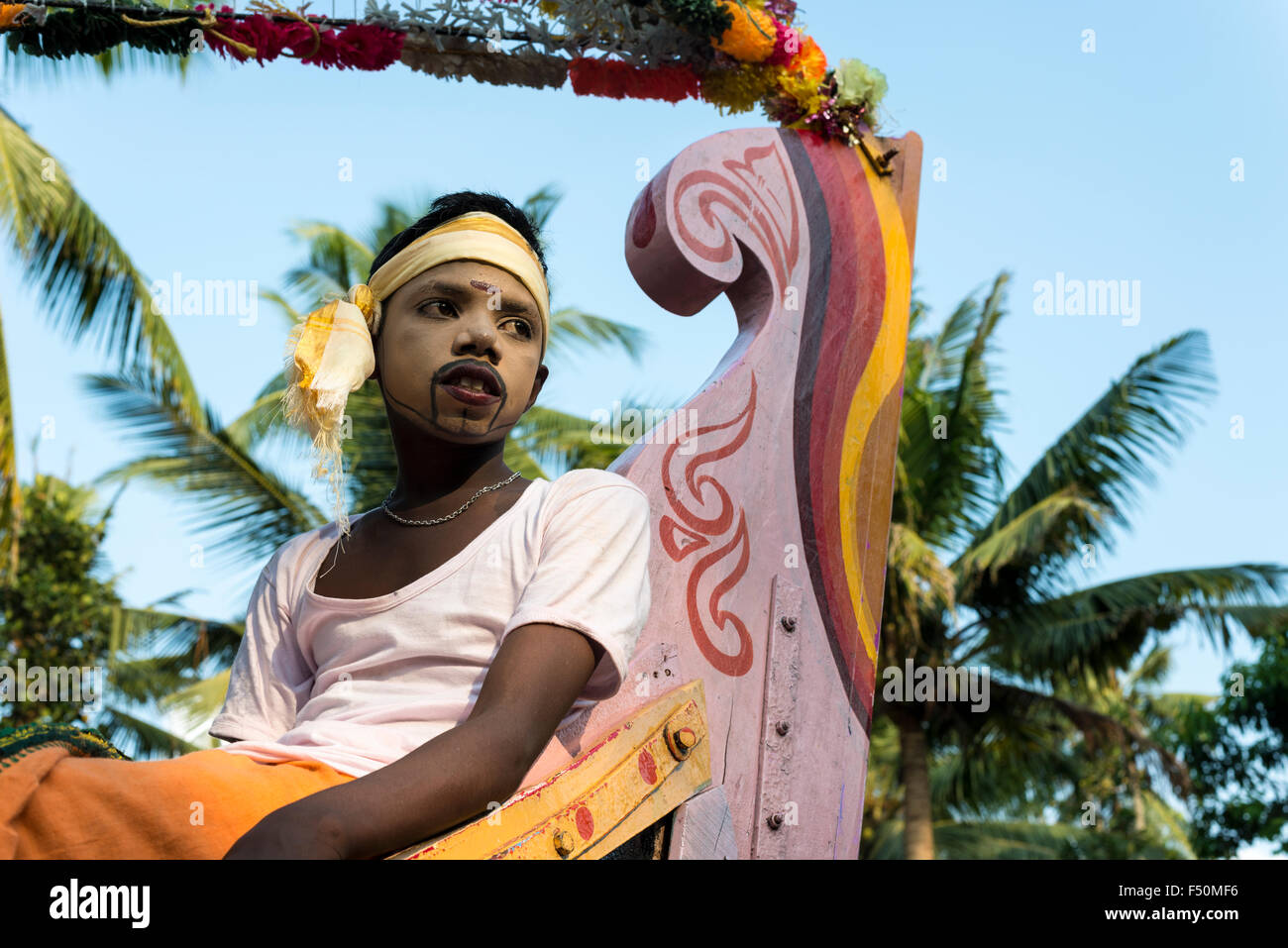 Un ragazzo che indossa un costum a una processione durante la thriballor festival tempio Foto Stock