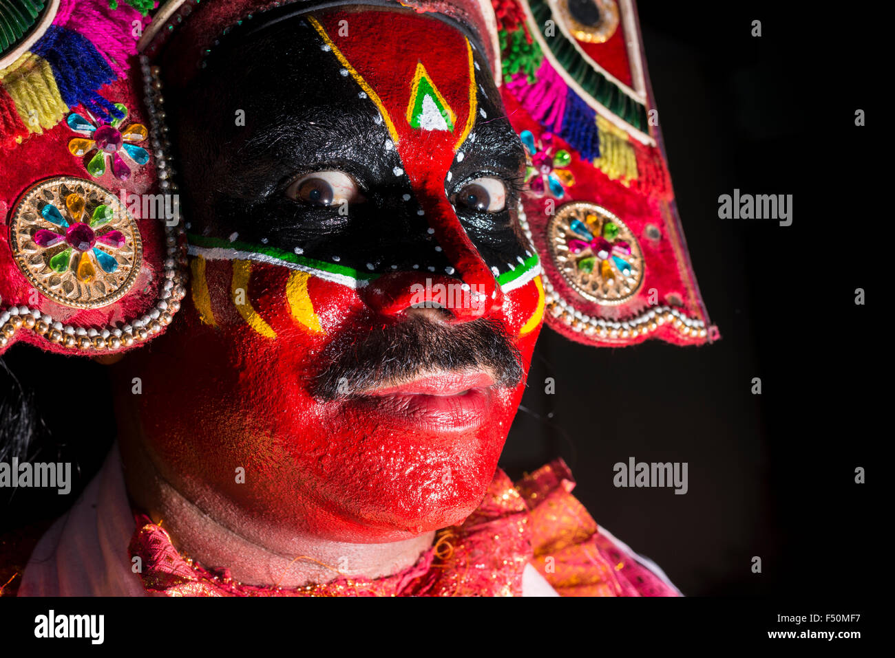 Un artista è in posa con la completa make up del carattere garuda per la processione durante la thriballor festival tempio Foto Stock