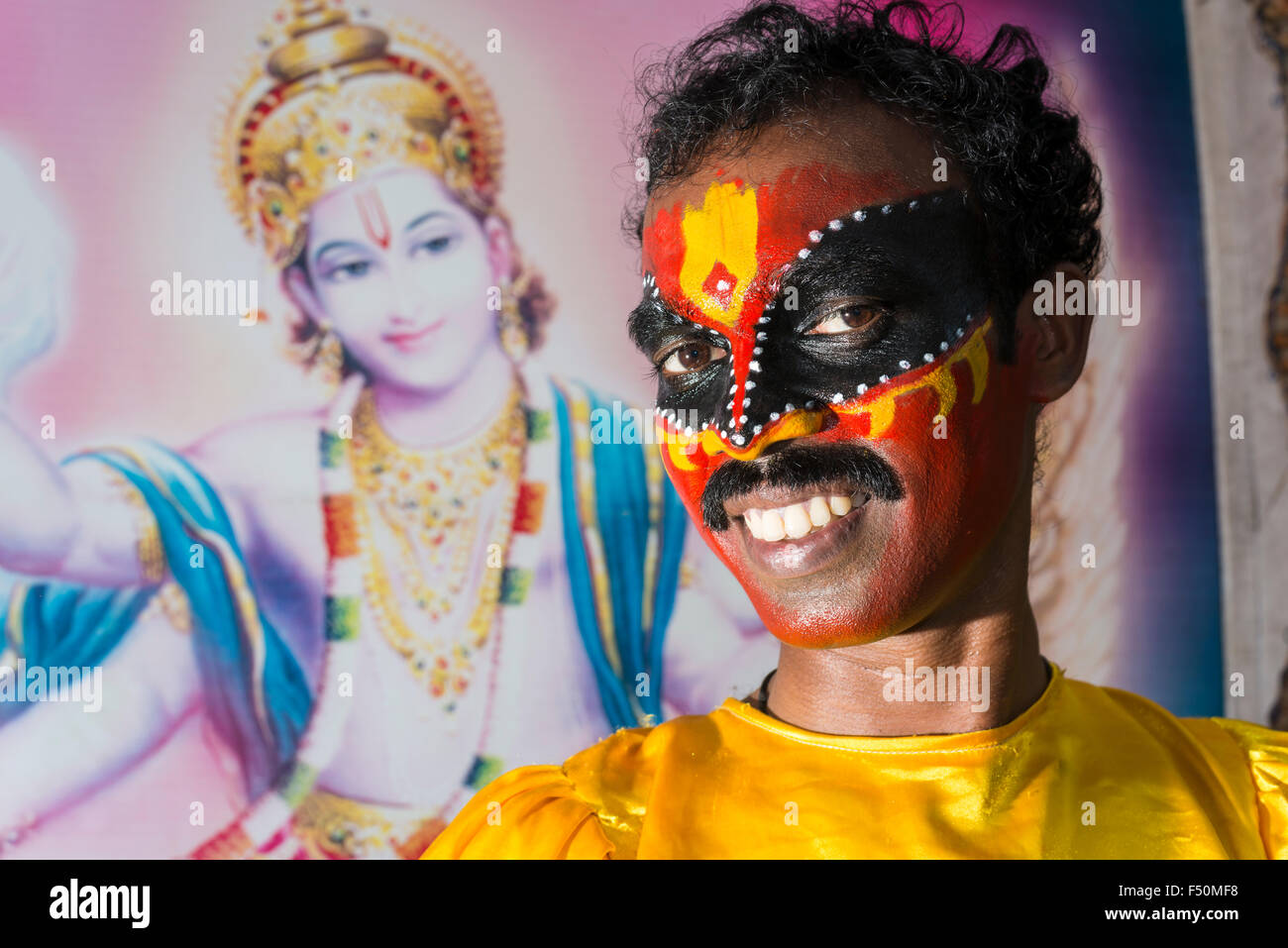 Un artista è in posa con la completa make up del carattere garuda per la processione durante la thriballor festival tempio Foto Stock