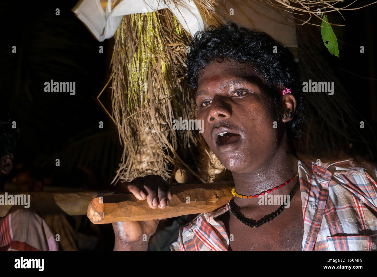 Un ragazzo sta portando una statua della dea in una processione durante la thriballor festival tempio Foto Stock