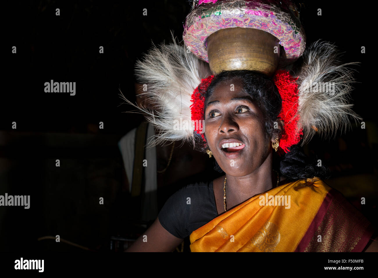 Un come ammankudam costume lady è in ballo una processione durante la thriballor festival tempio Foto Stock