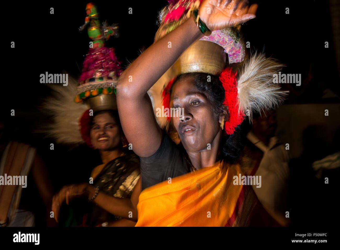 Un come ammankudam costume lady è in ballo una processione durante la thriballor festival tempio Foto Stock