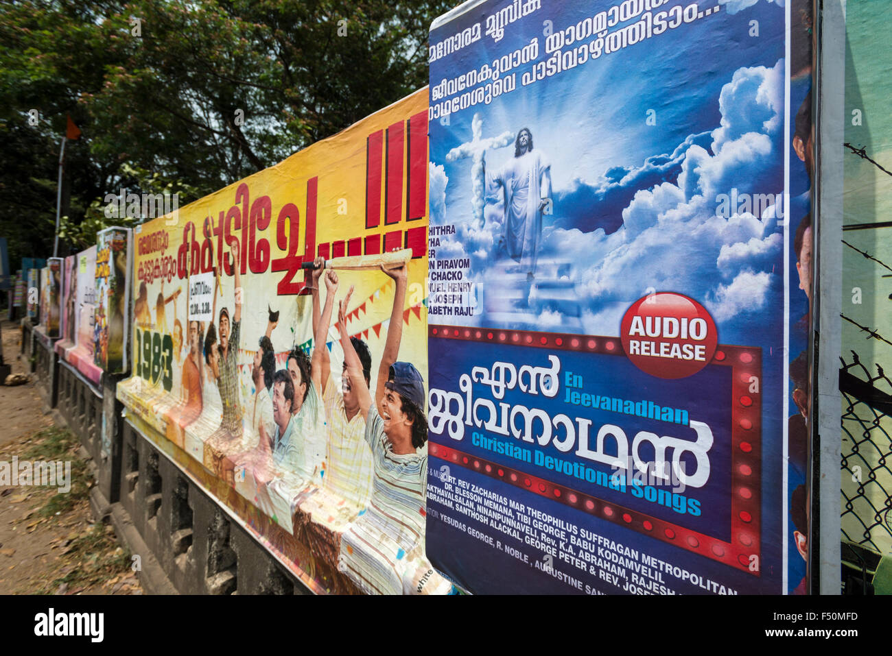 Poster del prossimo film cinema sono impostati in corrispondenza di un muro di cemento Foto Stock