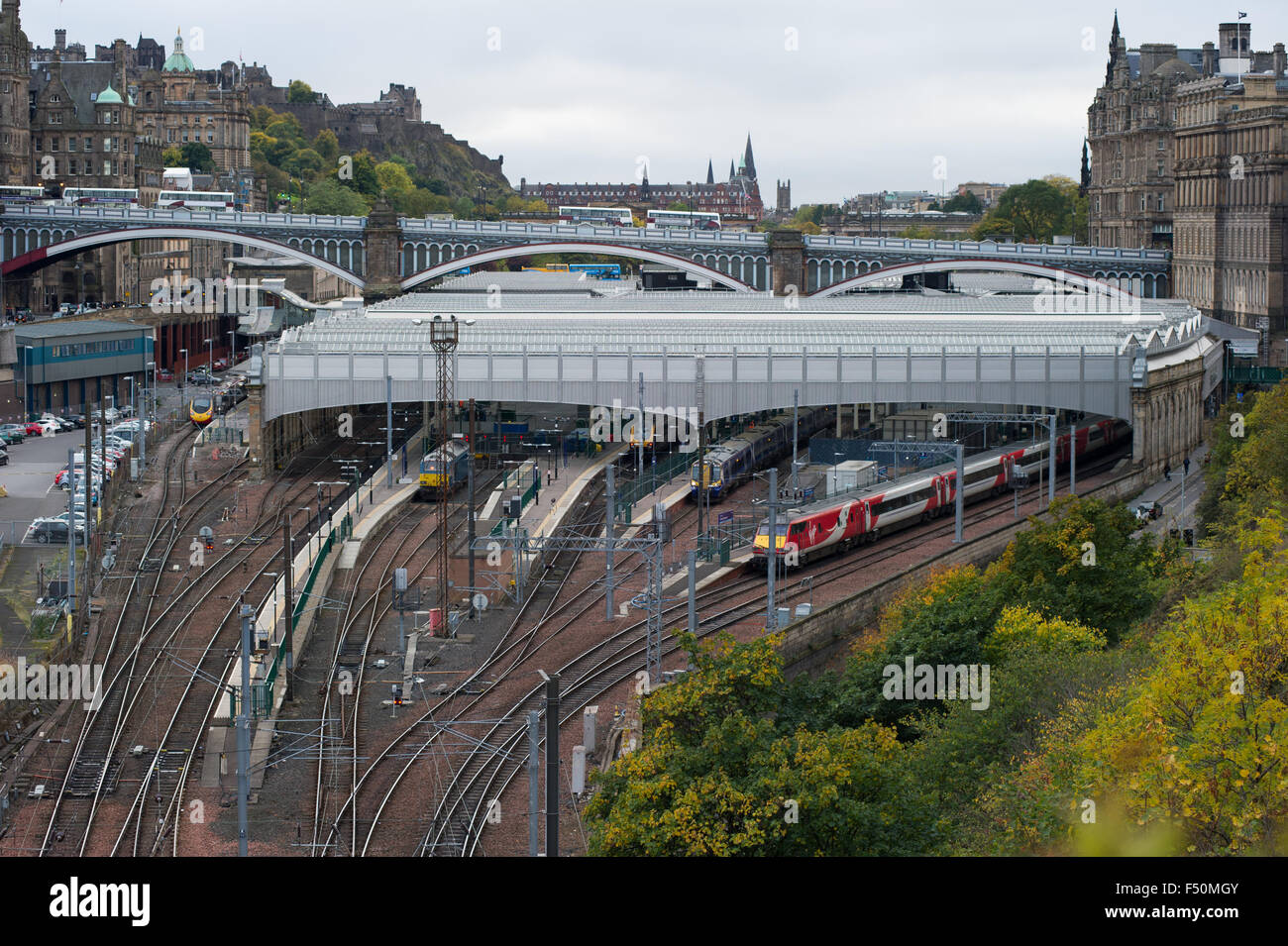 La stazione ferroviaria Waverley di Edimburgo Foto Stock