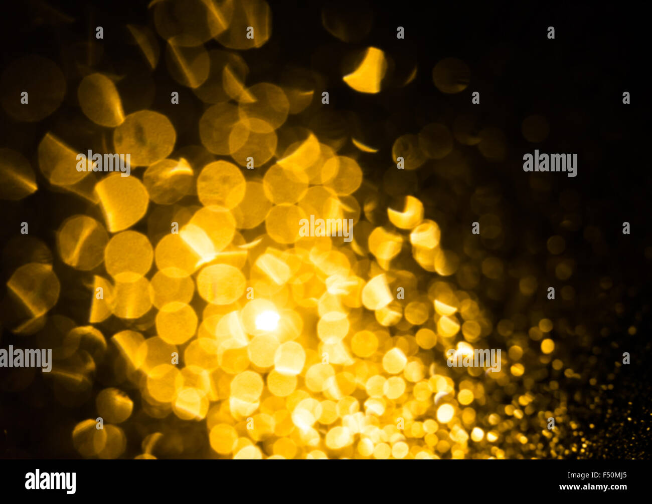 Abstract sfondo sfocato con le luci gialle bokeh di fondo Foto Stock
