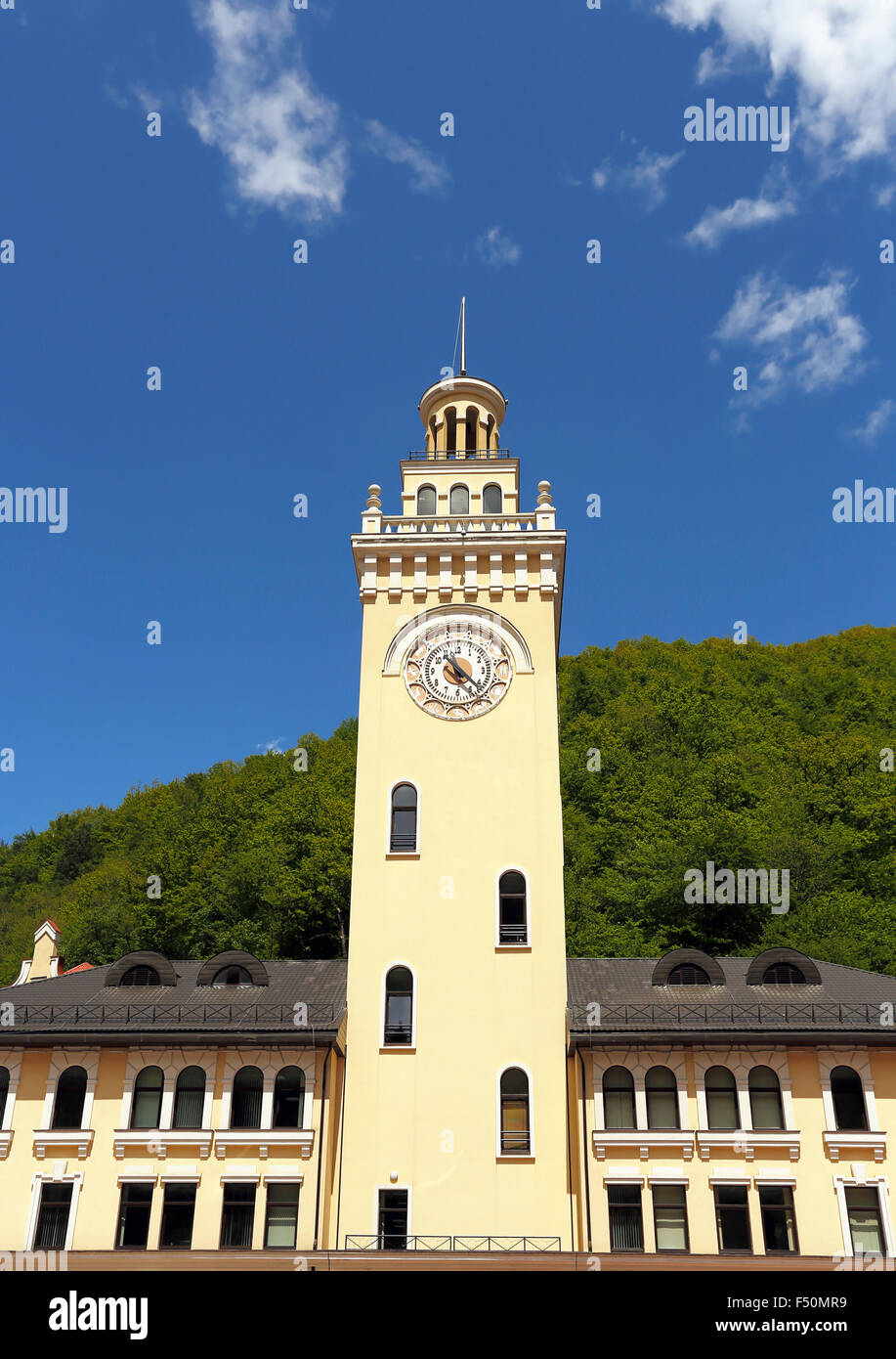Torre bianca con la guglia e un orologio con i segni zodiacali sul quadrante Foto Stock