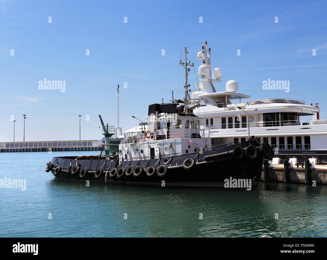 Motore imbarcazione ancorata al mare berth Foto Stock