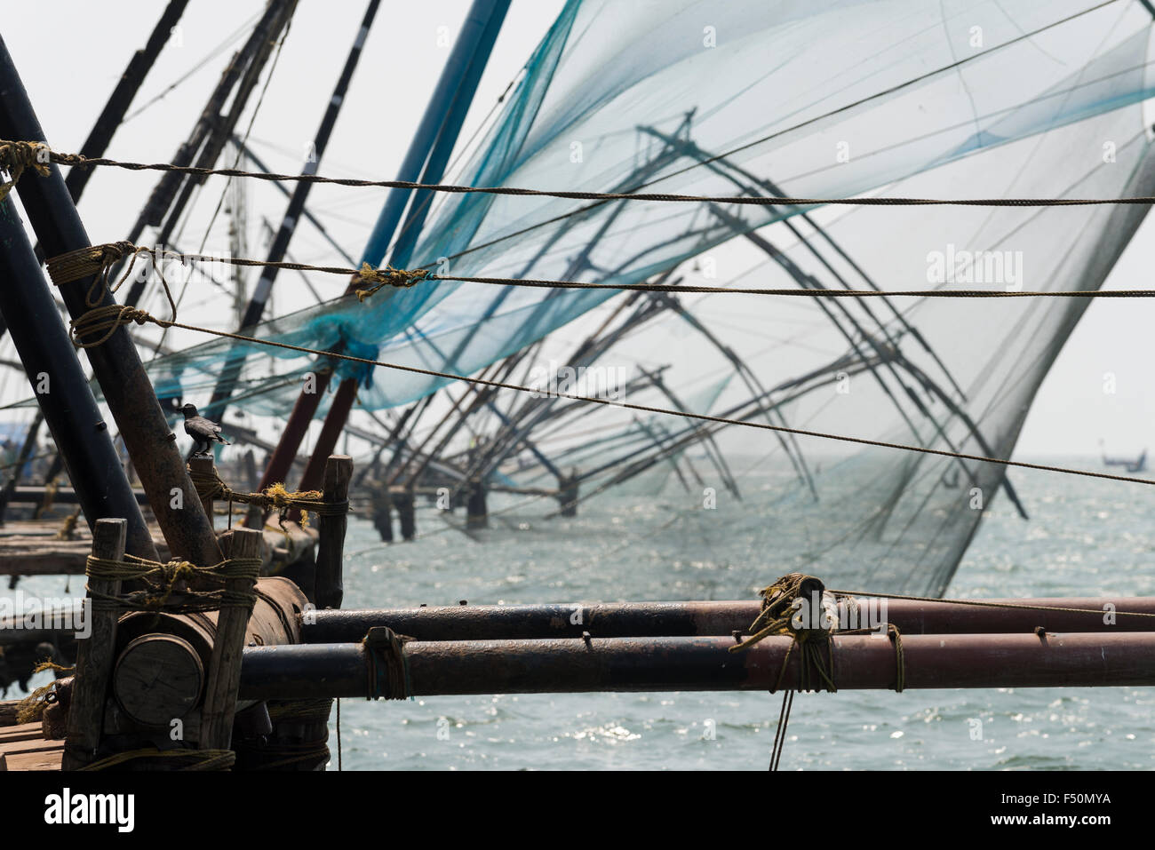 Cinese di reti da pesca, situato in fort kochi, sono ancora in uso Foto Stock