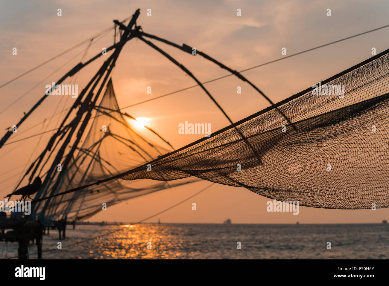Cinese di reti da pesca, situato in fort kochi, al tramonto Foto Stock