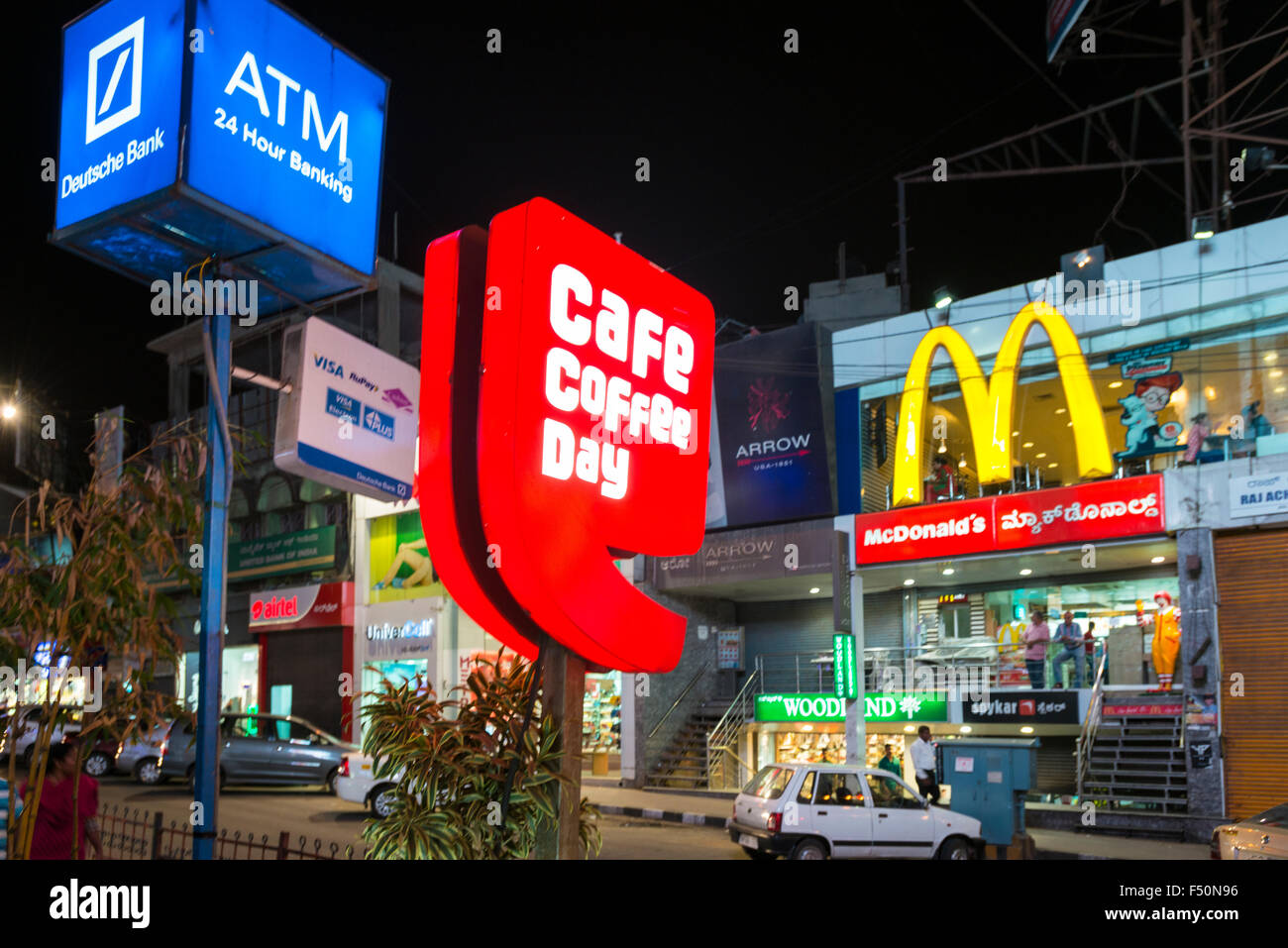 Illuminate gli spot pubblicitari al Mahatma Gandhi Road, mg road, uno della città i punti di svago, visto durante la notte Foto Stock