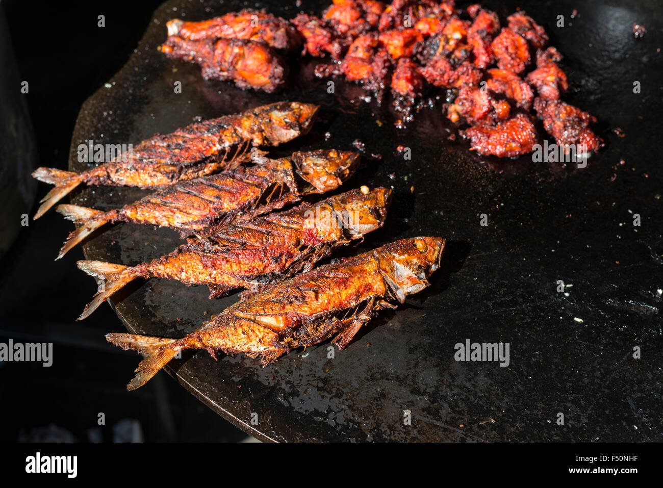 Grigliate di pesce e pollo per spuntini sono in vendita nel mercato ortofrutticolo Foto Stock