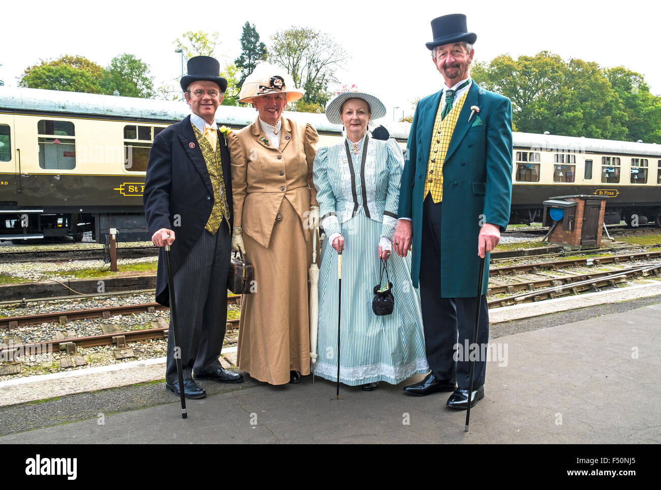 Un gruppo vestito in abiti in stile vittoriano a Bodmin & Wenford Steam Railway, Cornwall, Regno Unito Foto Stock