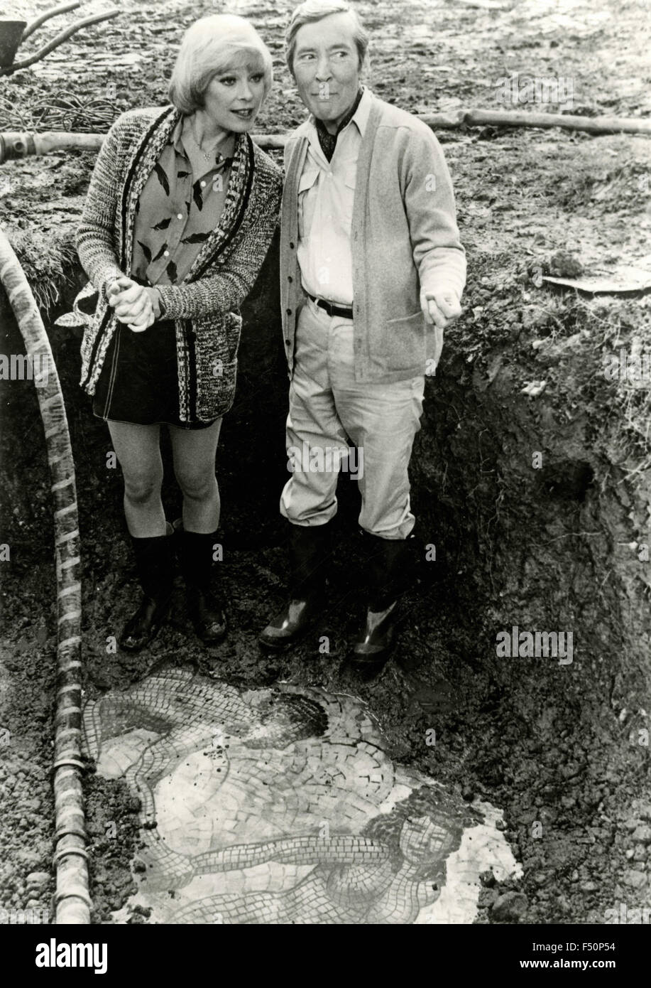 Gli attori Elke Sommer e Kenneth Williams in una scena del film 'portare dietro', STATI UNITI D'AMERICA Foto Stock