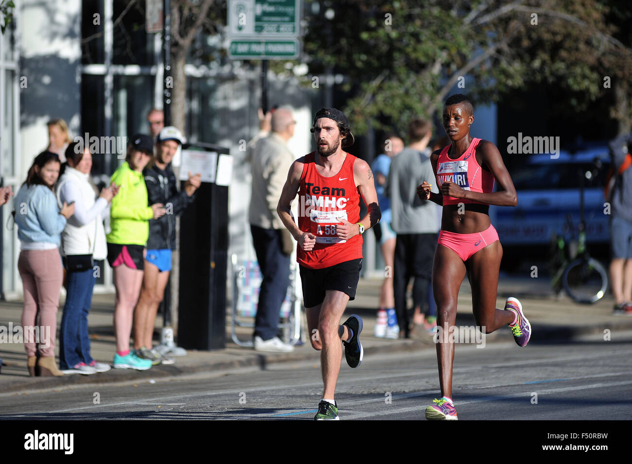 Gli uomini e le donne gli atleti competere fianco a fianco al 2015 Maratona di Chicago. Chicago, Illinois, Stati Uniti d'America. Foto Stock