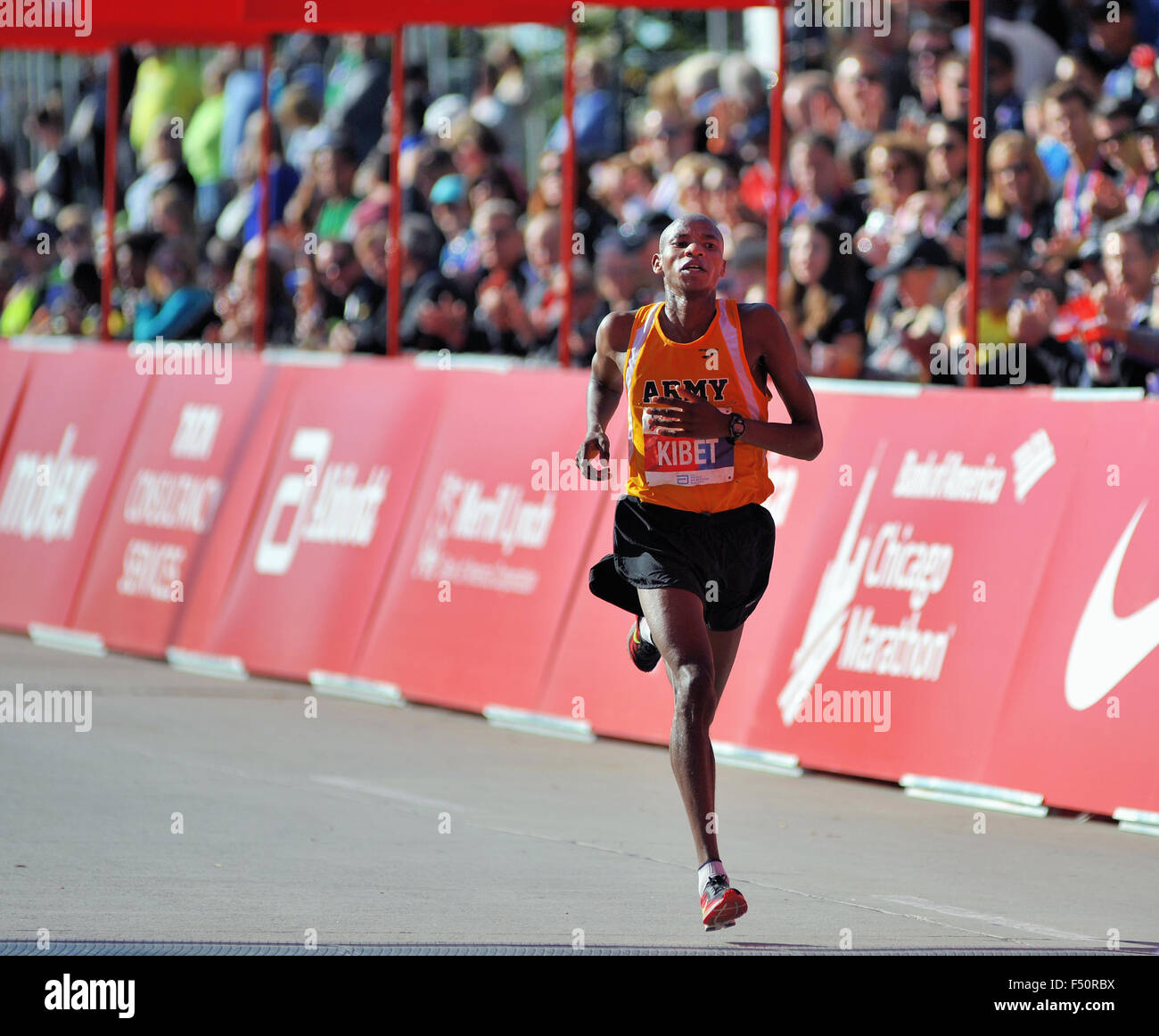 Elkanah Kibet degli Stati Uniti si avvicina al traguardo del 2015 Maratona di Chicago. Chicago, Illinois, Stati Uniti d'America. Foto Stock