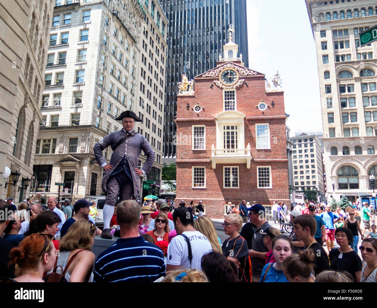 Tour Guide in costume tradizionale di fronte Old Statehouse, Freedom Trail, Boston, Massachusetts, STATI UNITI D'AMERICA Foto Stock