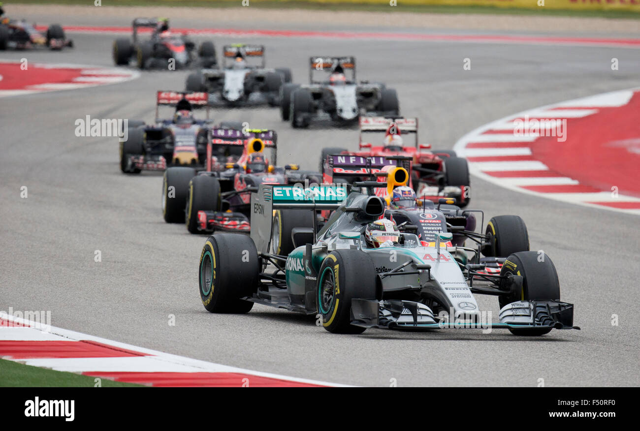 Austin, TX USA Ottobre 25, 2015: pilota di Formula 1 Lewis Hamilton conduce un pacco di vetture di F1 con curve strette in corrispondenza di un circuito imbevuto delle Americhe domenica sulla pista. Hamilton ha vinto la gara per dargli il campionato del mondo per il 2015. Foto Stock