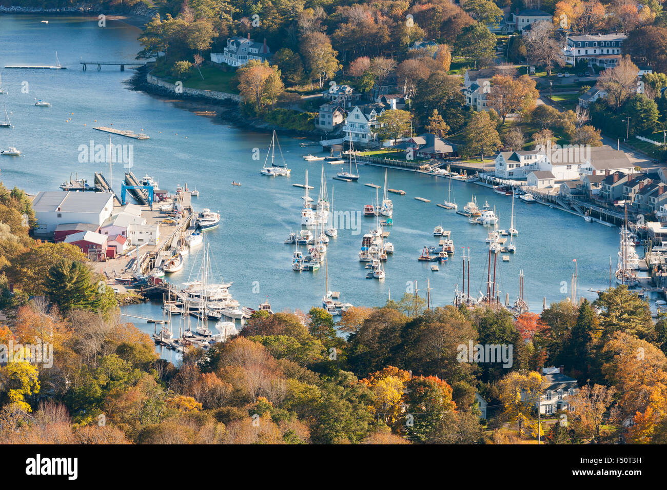 Un uccelli-eye-vista del porto di Camden e nei dintorni di caduta delle foglie da Mt. Battie in Camden, Maine. Foto Stock