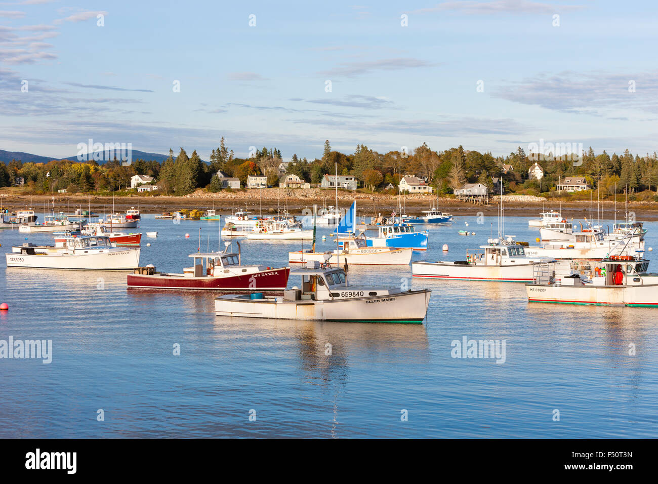 Lobster barche ormeggiate in porto basso in Tremont, Maine. Foto Stock