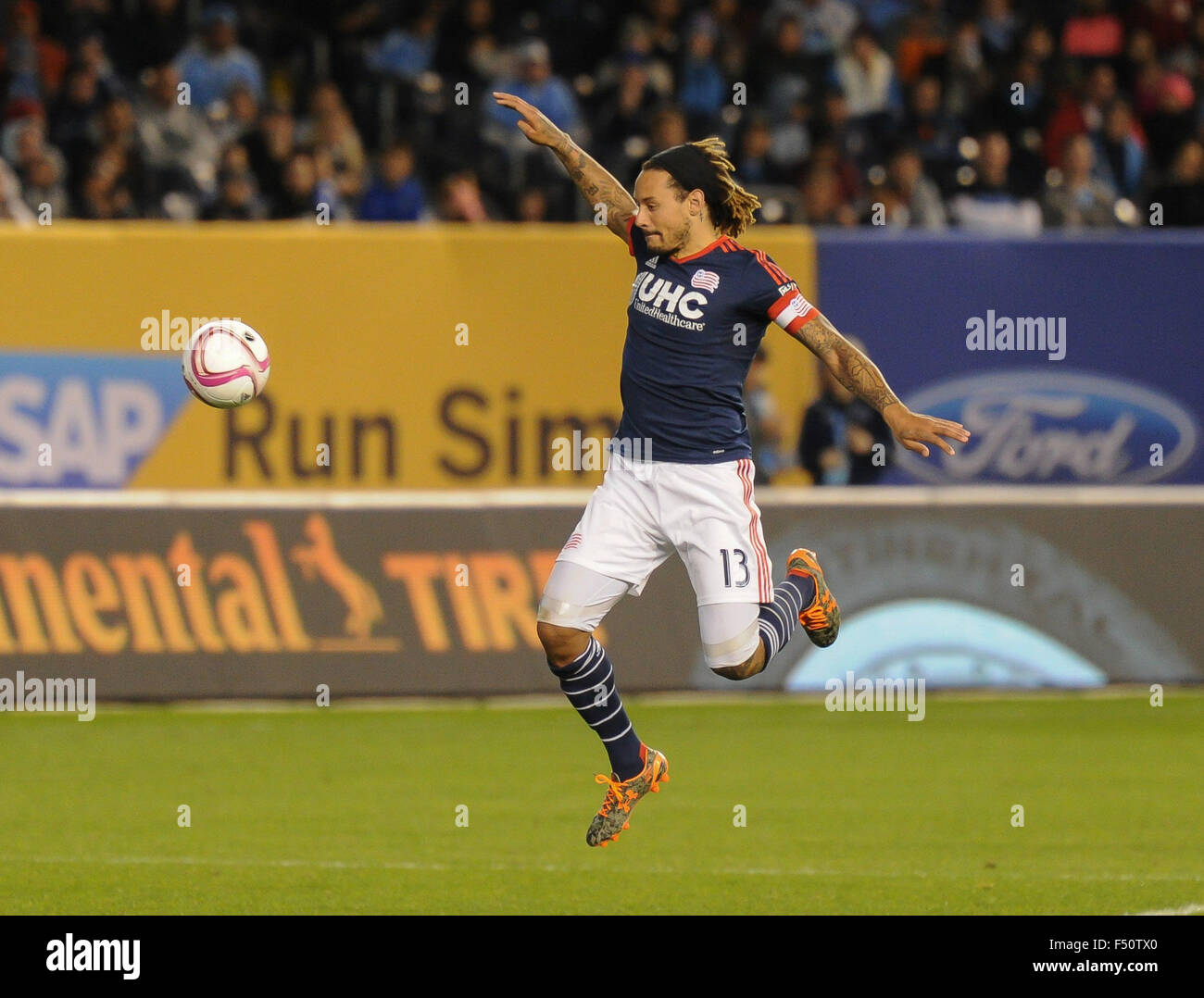 Bronx, New York, Stati Uniti d'America. 25 ott 2015. Jermaine Jones (13) del New England Revolution in azione durante una partita contro NYCFC, allo Yankee Stadium, il Ott 25, nel Bronx, New York. Gregorio Vasil/Cal Sport Media Credito: Cal Sport Media/Alamy Live News Foto Stock