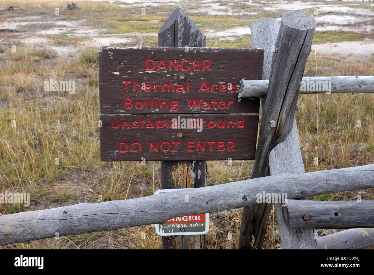 Pericolo - Zona termale - acqua bollente - terreno instabile - Non inserire il segno - nel Parco Nazionale di Yellowstone, Wyoming Foto Stock