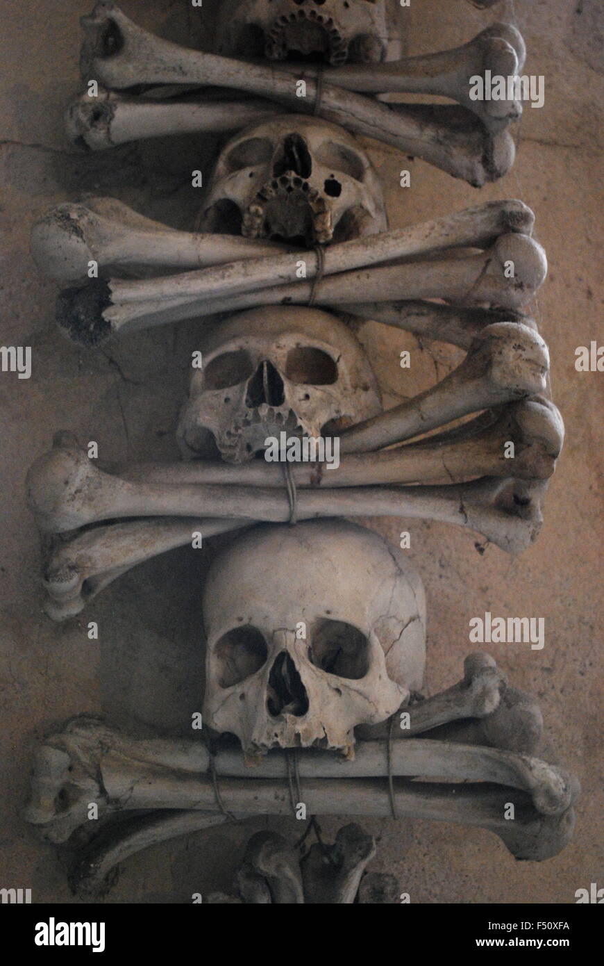 Vecchie ossa e di teschi nella volta gotica di Kutna Hora. Ossario. Foto Stock
