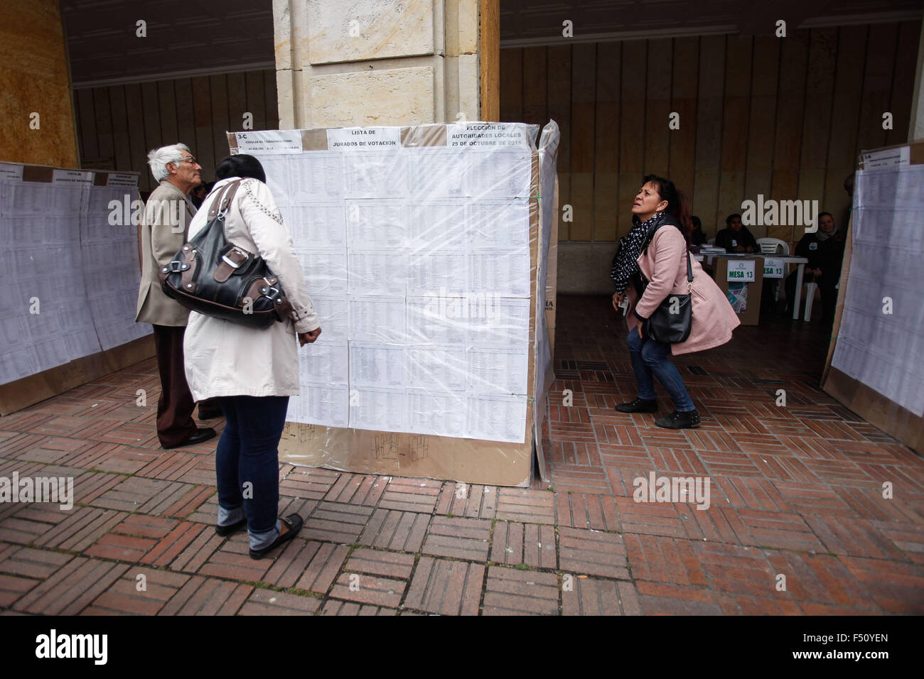 Bogotà, Colombia. 25 ott 2015. Ricerca residenti per i loro nomi in corrispondenza di una stazione di polling nella città di Bogotà, capitale della Colombia, il 25 ottobre 2015. Le elezioni regionali ha dato dei calci a fuori la domenica. Credito: Giovanni Paz/Xinhua/Alamy Live News Foto Stock