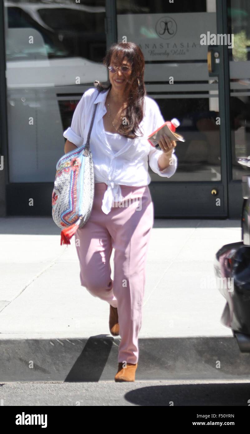 L'attrice Maggie Wheeler rosa da indossare jeans e un top bianco afferra un succo in Beverly Hills offre: Maggie Wheeler dove: Los Angeles, California, Stati Uniti quando: 24 Ago 2015 Foto Stock