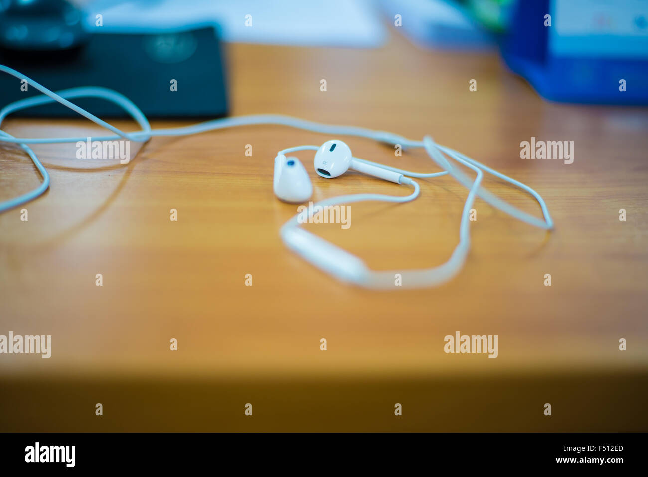 Auricolare su un tavolo in legno.La musica,ascoltare Foto Stock