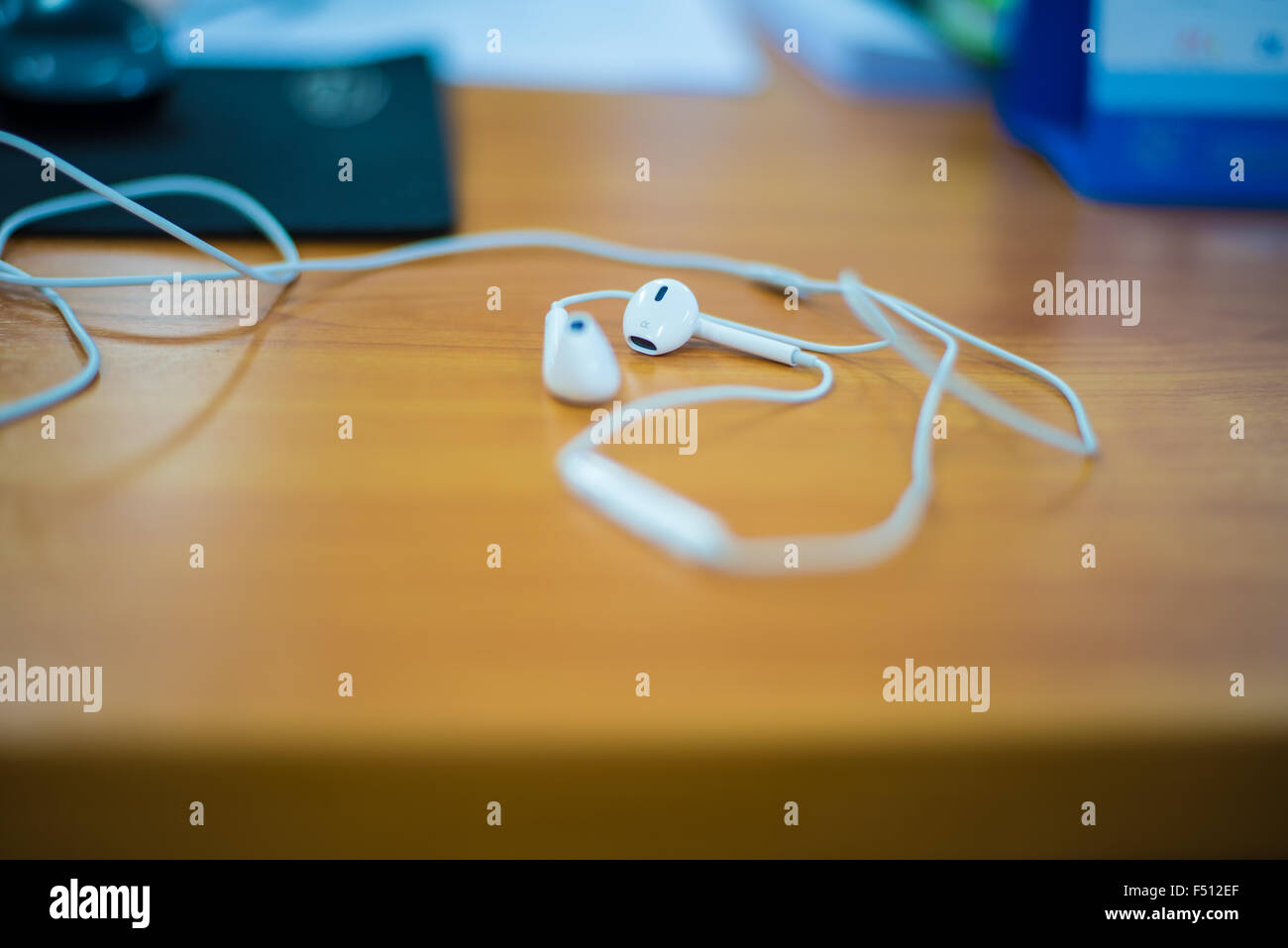Auricolare su un tavolo in legno.La musica,ascoltare Foto Stock