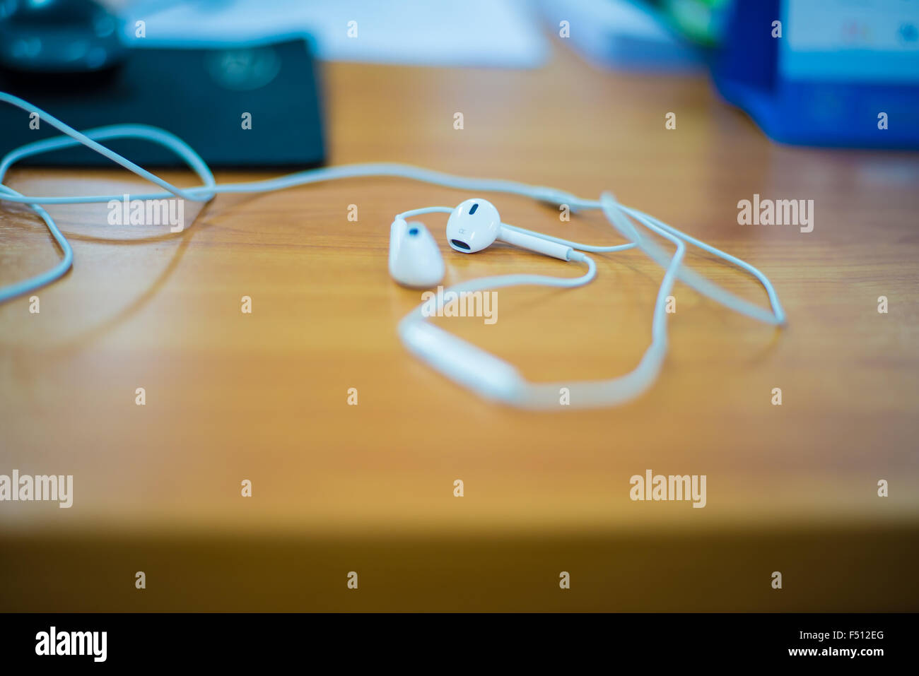 Auricolare su un tavolo in legno.La musica,ascoltare Foto Stock