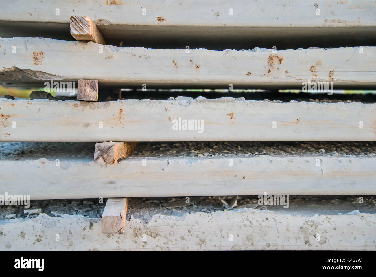 Lastre di cemento usato nella costruzione di ponti Foto stock - Alamy