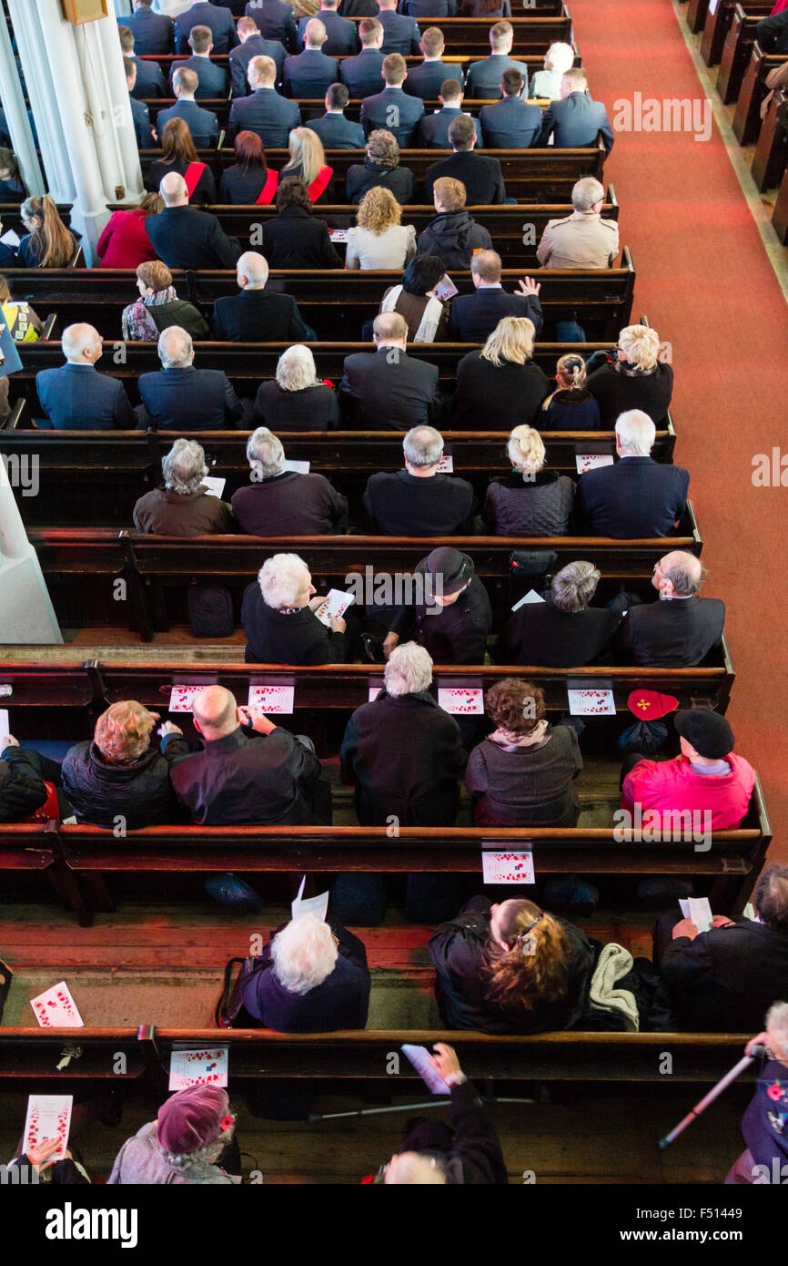Inghilterra, Ramsgate. Chiesa inglese servizio, visto dal di sopra, congregazione udienza durante il sermone, ricordo domenica, persone vestite di nero. Foto Stock