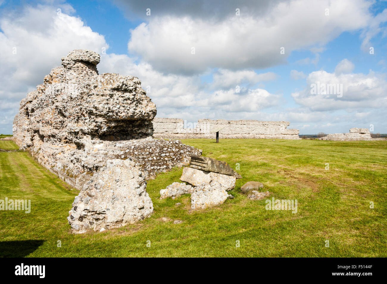 Inghilterra, Richborough Roman Saxon Shore fort. Rovine del III secolo dello spessore di parete di pietra dal sito della passata ora cancello sud. Il giorno, cielo blu. Foto Stock