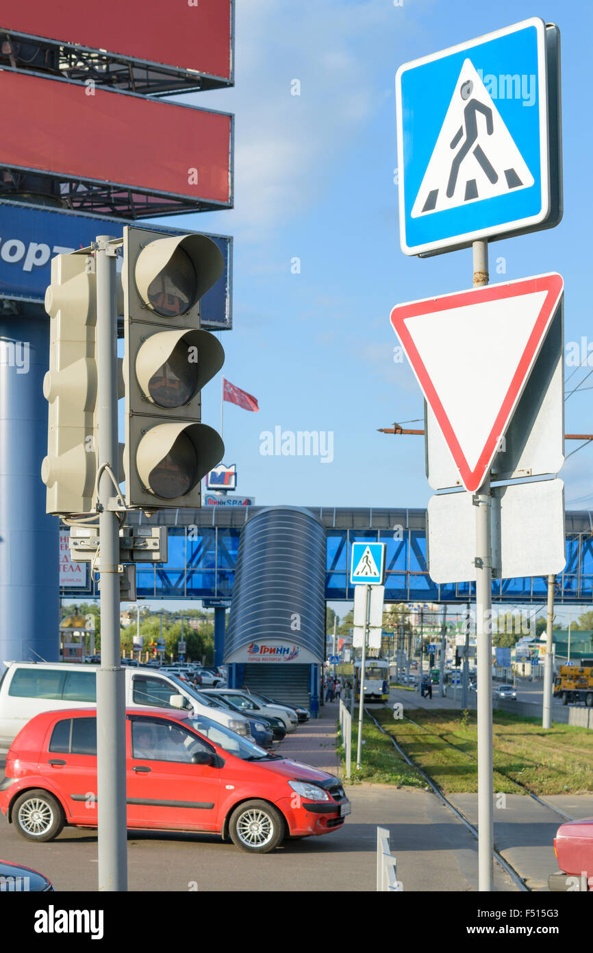 Attraversamento pedonale segno e luce del traffico su strada Foto Stock