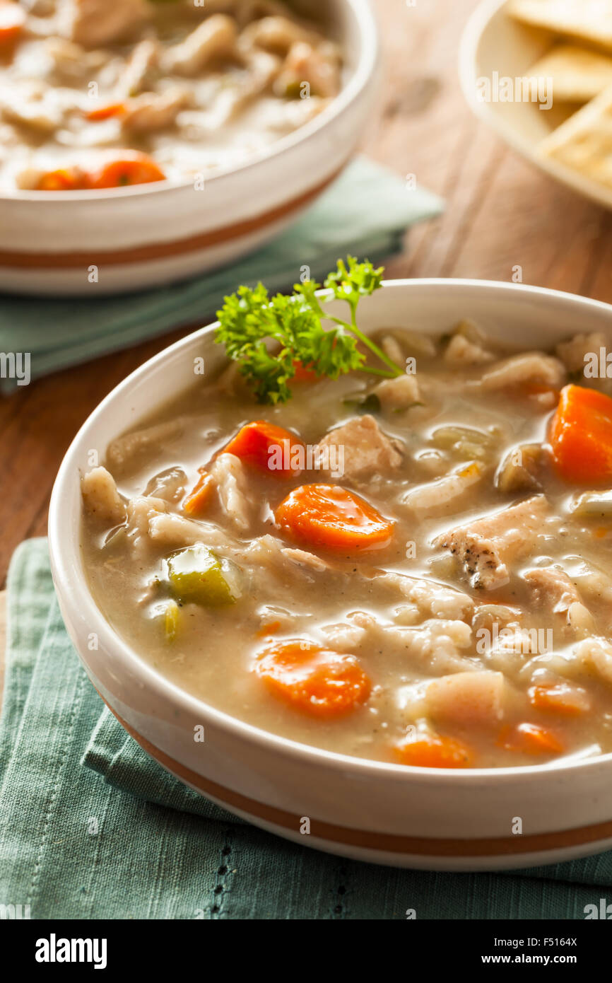 In casa una zuppa di noodle al pollo con le carote e il sedano Foto Stock