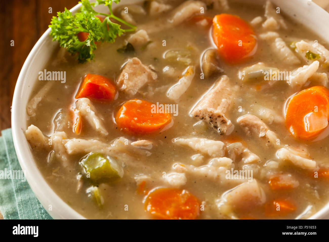 In casa una zuppa di noodle al pollo con le carote e il sedano Foto Stock