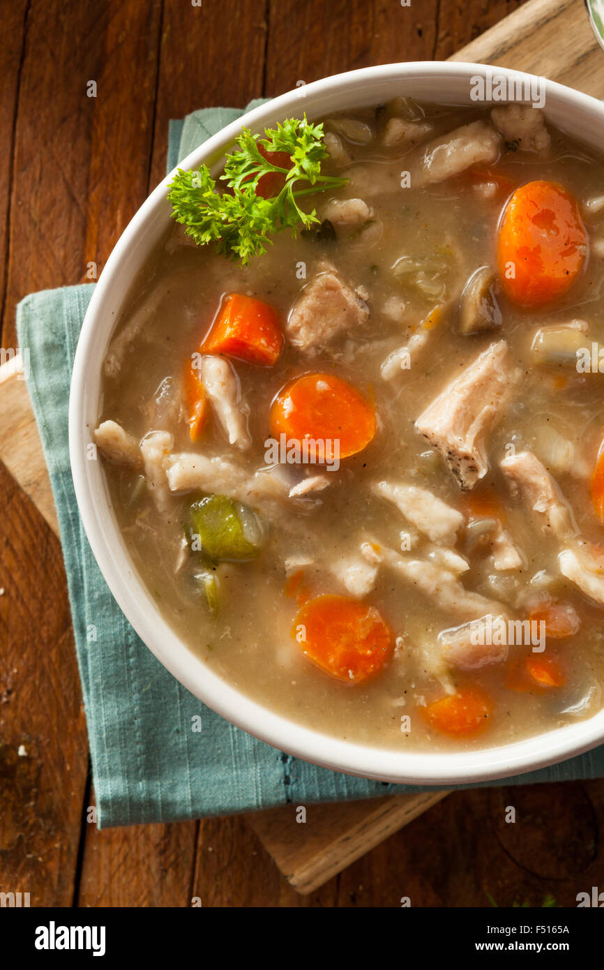 In casa una zuppa di noodle al pollo con le carote e il sedano Foto Stock