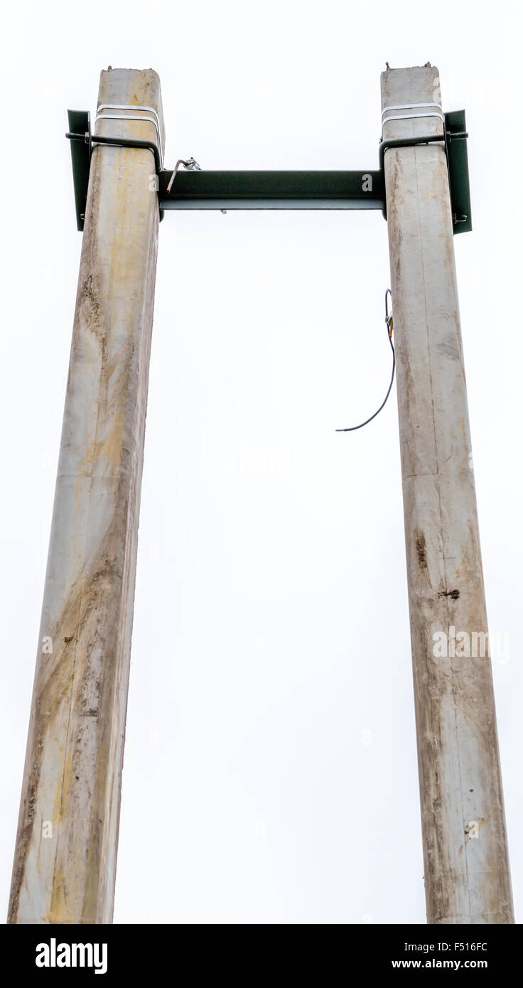 Il cuscinetto di linee di potenza su due colonne di cemento. Foto Stock