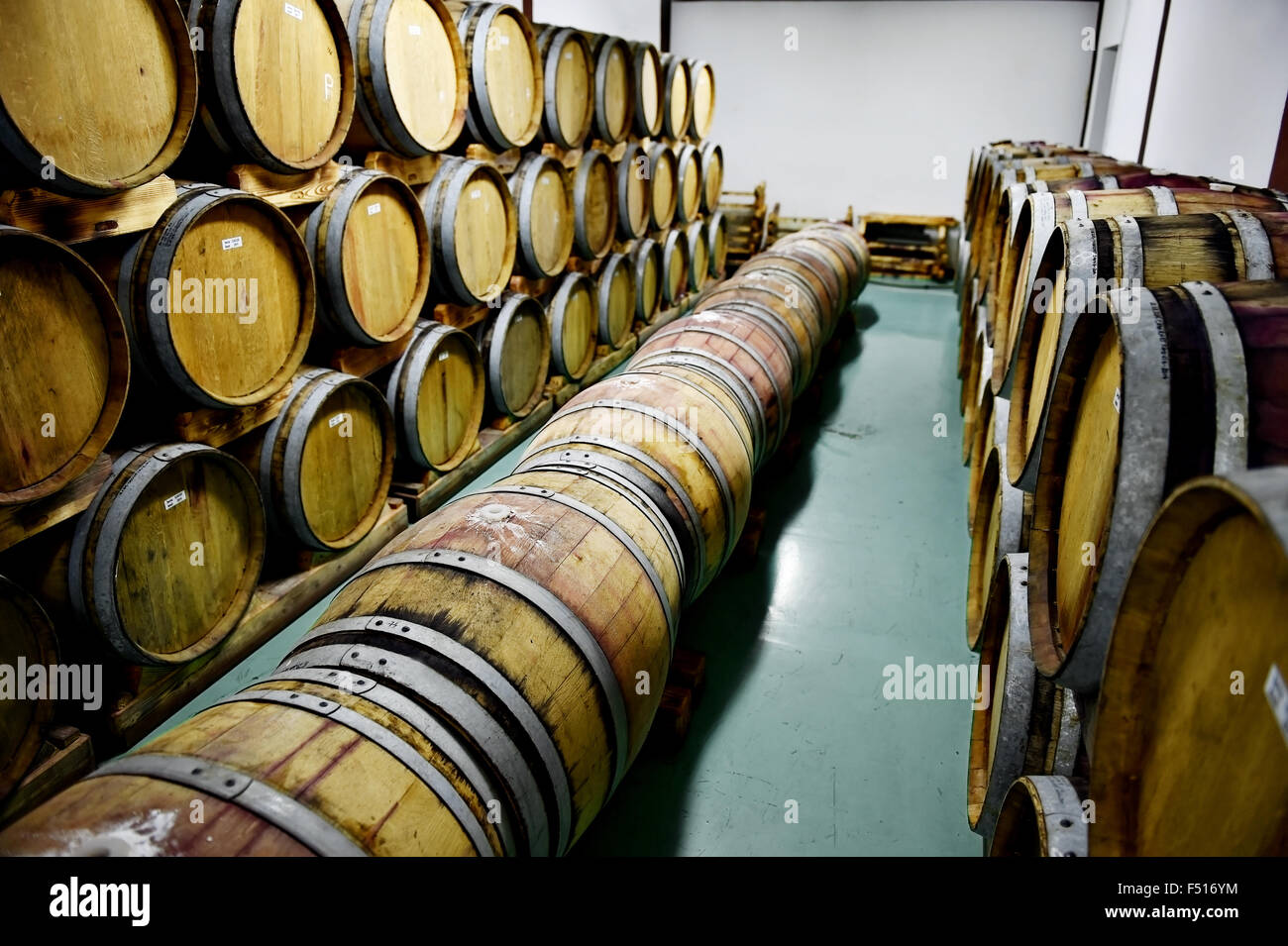 L'industria dettaglio con vari in legno barili di vino in una cantina di vini Foto Stock