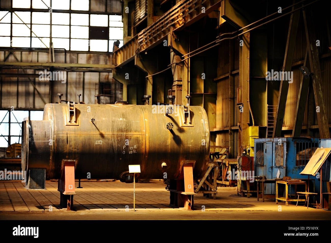 Dettaglio delle riprese con grande vasca industriale all'interno di una vecchia fabbrica Foto Stock