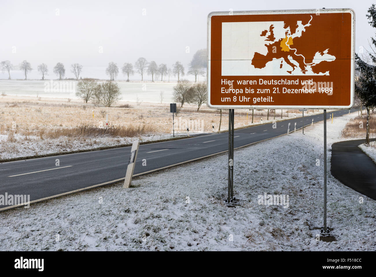 Un cartello indica l'ex confine tra Est e Germania ovest Foto Stock