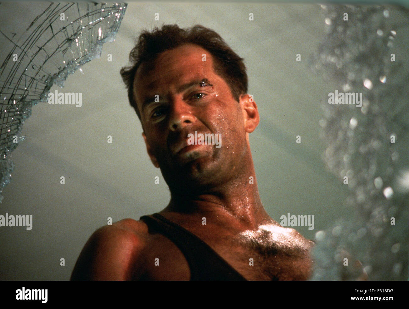 Die Hard è un 1988 American film d'azione diretto da John McTiernan e scritto da Steven E. de Souza e Jeb Stuart. Ne consegue off-dovere di New York City del Dipartimento di Polizia di officer John McClane (Bruce Willis). Questa fotografia è per il solo uso editoriale ed è il copyright del film company e/o il fotografo assegnato dal film o società di produzione e può essere riprodotto solo da pubblicazioni in congiunzione con la promozione del film di cui sopra. Un credito per il film company è richiesto. Il fotografo deve anche essere accreditato quando noto. Foto Stock