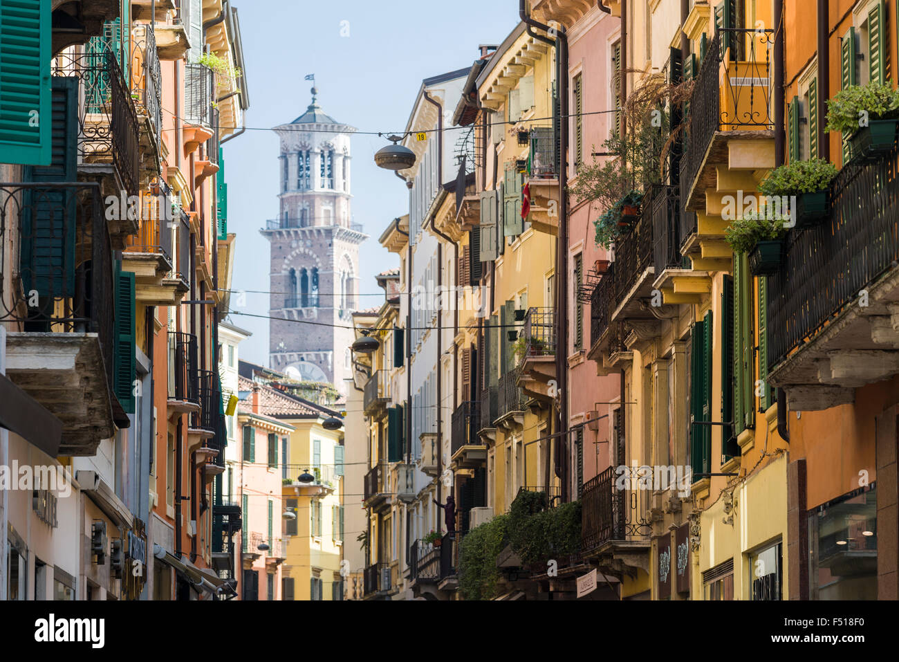 Le piccole stradine con le tipiche case sono che conduce attraverso la parte vecchia della città, la Torre dei Lamberti a distanza Foto Stock