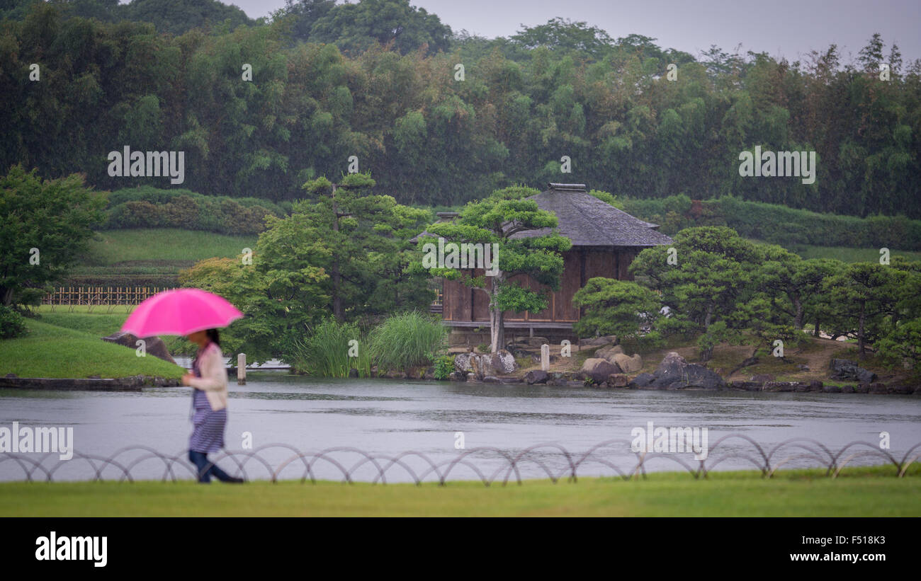 Piove nel parco giapponese Foto Stock