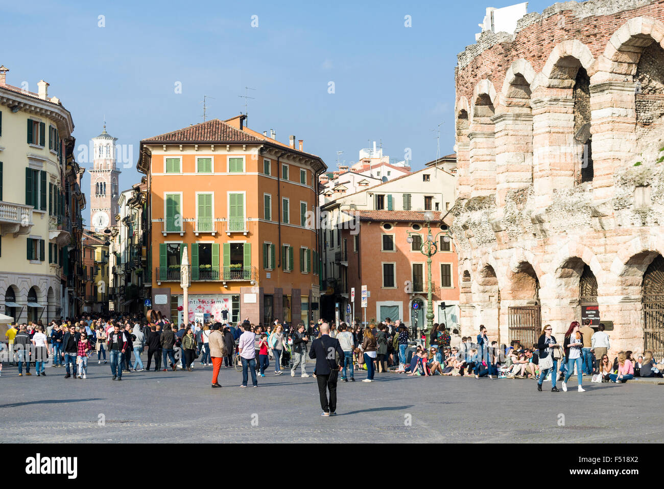 Le rovine di arena di Verona si domina la piazza Bra, la Torre dei Lamberti a distanza Foto Stock