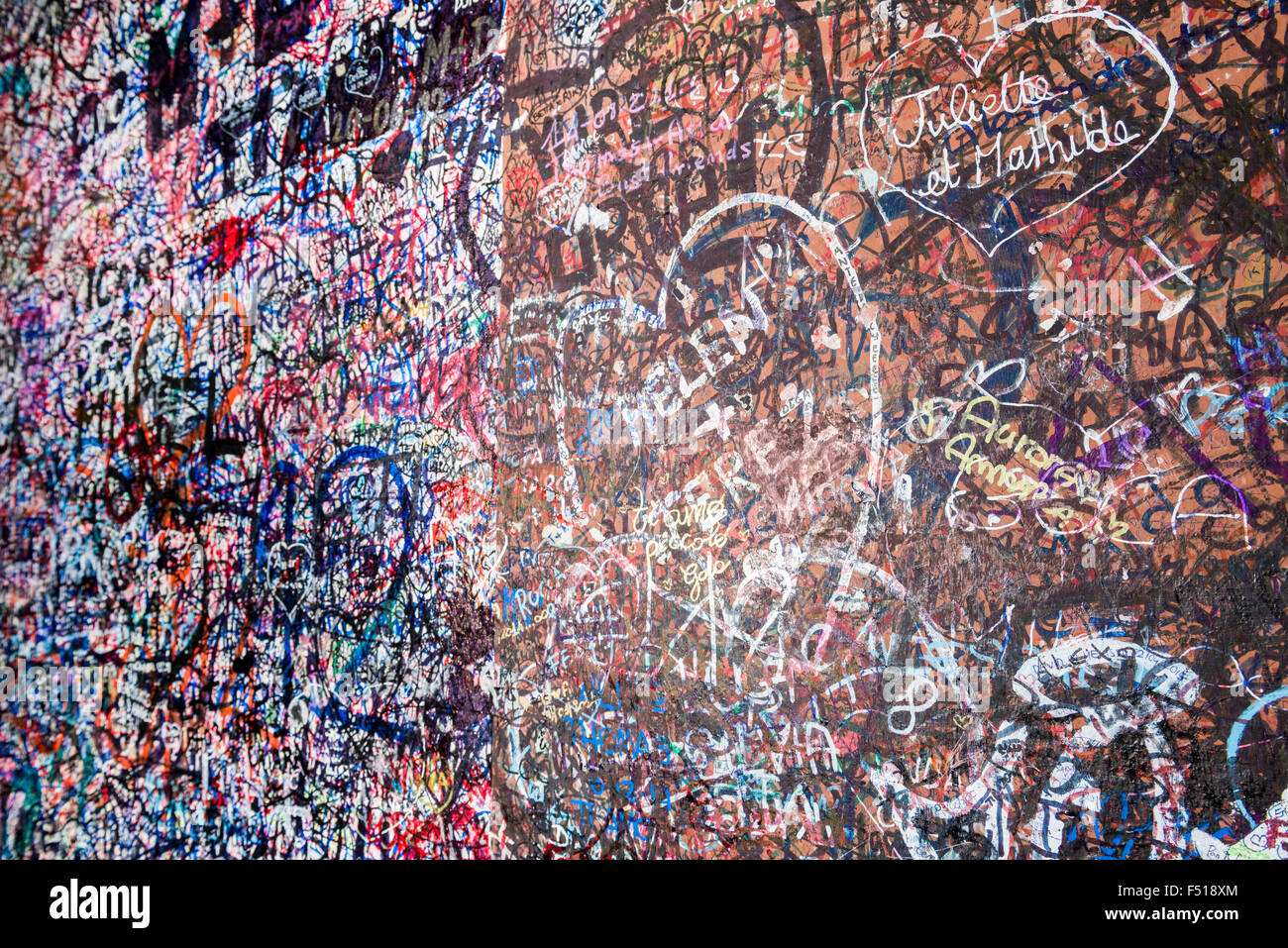 Migliaia di amore i voti sono scritti in corrispondenza della parete della porta che conduce alla casa juliets Foto Stock